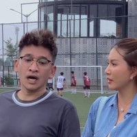 Ruben dan Sarwendah juga memamerkan kekompakan mereka saat sama-sama hadir melihat putra angkatnya, Betrand Peto bermain bola. Keduanya tampak mengobrol dan berjalan bersama. Foto: TikTok/@Sarwendahofficial/@rubenonsuofficial