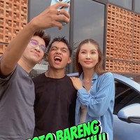 Tak lupa Ruben dan Sarwendah juga berpose bersama putra angkat mereka yang akrab disapa Onyo. Terlihat bahwa kedekatan keduanya bak masih menjadi pasangan suami-istri. Foto: TikTok/@Sarwendahofficial/@rubenonsuofficial