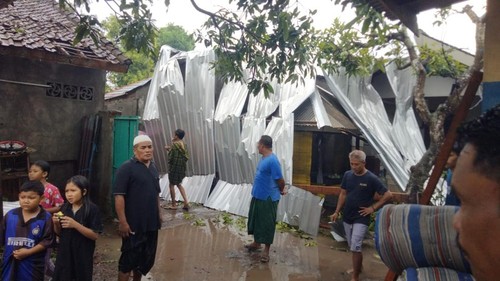 Rumah warga di Lombok Tengah rusak akibat hujan deras disertai angin puting beliung, Sabtu (2/11/2024).