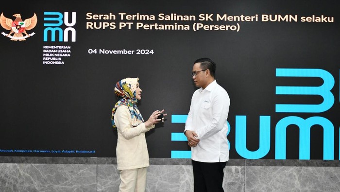 Kementerian Badan Usaha Milik Negara (BUMN) pada Senin (04/11/2024) melakukan perubahan susunan pimpinan PT Pertamina (Persero) melalui Rapat Umum Pemegang Saham (RUPS). Perubahan tersebut yaitu terkait pengangkatan Direktur Utama dan Dewan Komisaris yang akan memimpin Pertamina di masa mendatang.