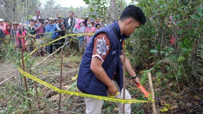 Saat polisi melakukan olah TKP di lokasi penemuan kerangka tulang manusia di OKI