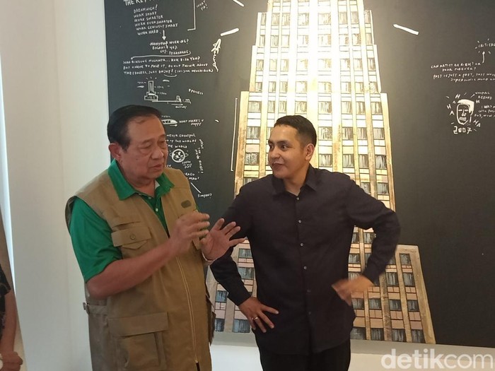 SBY dan Naufal Abshar Susilo Bambang Yudhoyono berkunjung ke galeri Naufal Abshar di kawasan Kemang, Jakarta Selatan, Senin (4/11/2024).