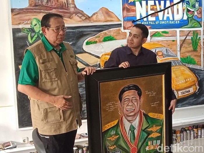 SBY dan Naufal Abshar Susilo Bambang Yudhoyono saat berkunjung ke galeri Naufal Abshar di kawasan Kemang, Jakarta Selatan, Senin (4/11/2024).
