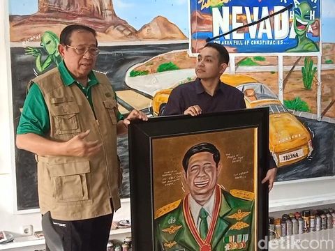 Susilo Bambang Yudhoyono saat berkunjung ke galeri Naufal Abshar di kawasan Kemang, Jakarta Selatan, Senin (4/11/2024).
