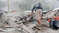 Warga mengecek puing-puing rumah yang rusak akibat letusan Gunung Lewotobi pada Senin (4/11/2024).
