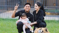 Pemilik nama lengkap Denny Setiawan ini sering pamer momen bahagia bersama keluarga kecilnya. Kali ini ia dan sang istri, Bella Bonita mengajak sang anak pose bersama harimau. Foto: Instagram denny_caknan