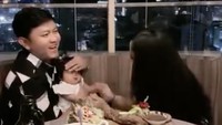 Waktu berkualitas bersama istri dan anaknya dihabiskan Denny Caknan dengan makan bareng. Tersaji ragam makanan enak, dari kentang goreng sampai ayam panggang. Foto: Instagram denny_caknan