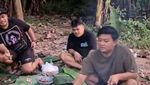 Seru! Aksi Denny Caknan Goreng Ikan Kali dan Makan di Rumah Soimah