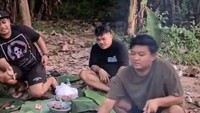 Denny Caknan lagi membagikan momen masak hasil ikan tangkapannya di kali. Ada ikan nila dan ikan kutuk. Foto: Instagram denny_caknan