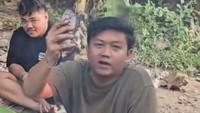 Ayah 1 anak ini terlihat senang menggoreng ikan dengan api kayu bakar dan pengganjal wajan dari gedebog atau batang pisang. Foto: Instagram denny_caknan