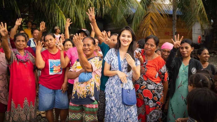 Sherly Tjoanda bersama masyarakat Maluku Utara.