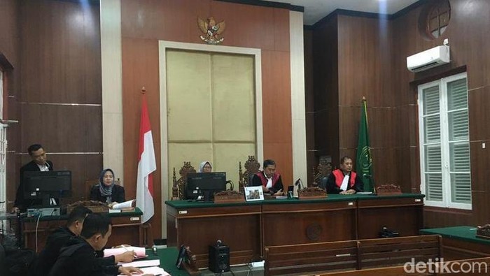 Sidang kasus suami bunuh dan timbun jasad istri di Kandea, Makassar.