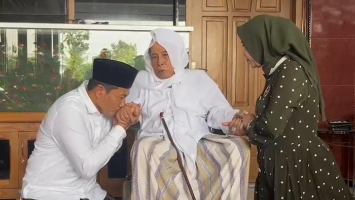 Subandi Mimik Idayana saat bersama KH Nurul Huda Djazuli