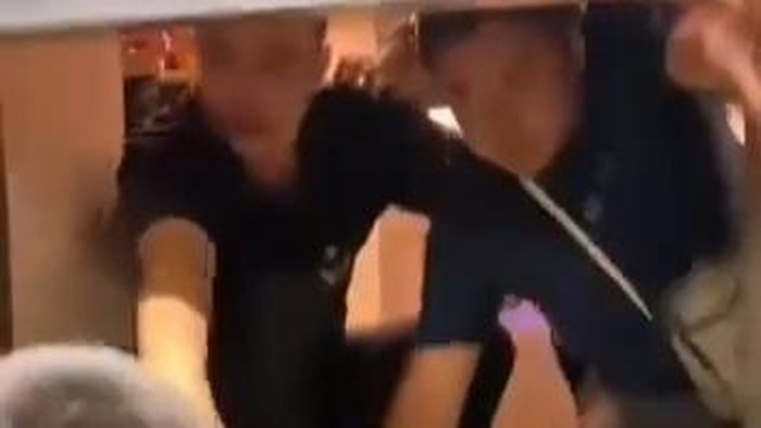 Tangkapan layar proses evakuasi orang terjebak dalam lift Apartemen Harbour Bay Residence, Batam. (Istimewa)