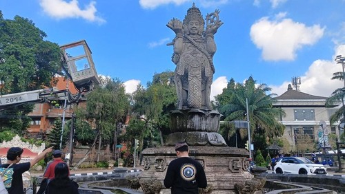 Tim Ahli Cagar Budaya (TACB) Kota Denpasar saat memverifikasi Patung Catur Muka sebagai obyek diduga cagar budaya (ODCB) di Denpasar, Bali, beberapa waktu lalu. (Foto: Dok. Pemkot Denpasar)