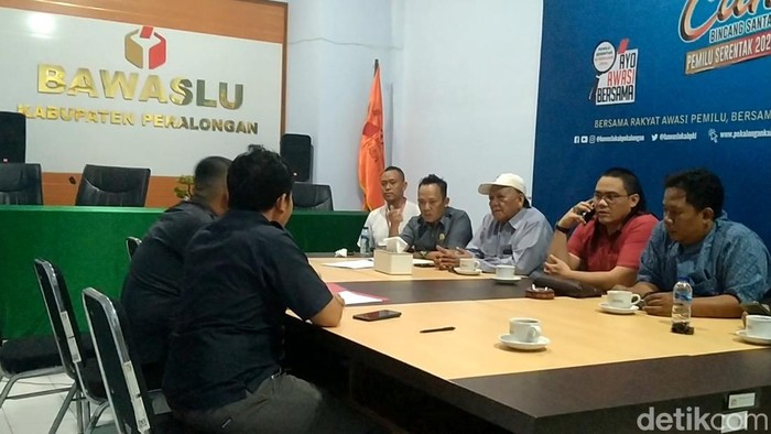 Tim Riswadi-Amin melapor ke Bawaslu Pekalonga.