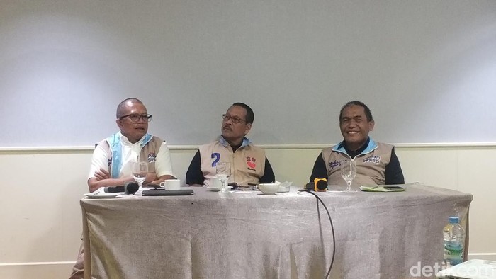 Tim pasangan calon wali kota nomor urut 2, Andi Seto Gadhista Asapa-Rezki Mulfiati Lutfi (SEHATI) menggelar konfrensi pers di Hotel Arya Duta, Makassar, Senin (4/11/2024).