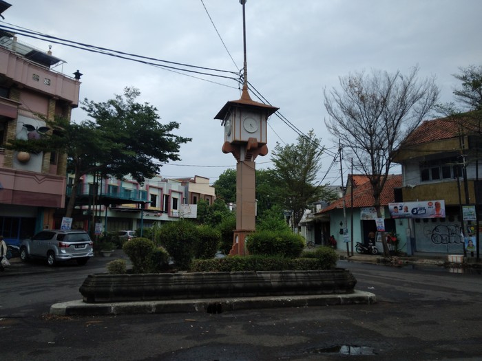 Tugu jam rusak abadi di Jalan Bahagia Cirebon