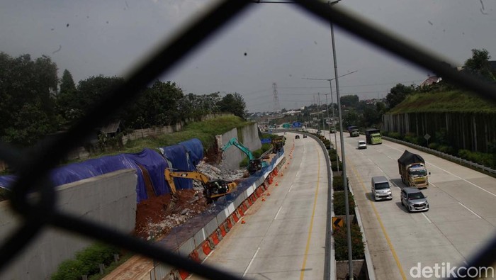 Turap Tol Serpong-Cinere yang Jebol Diperbaiki Turap Tol Serpong-Cinere di KM 35+200 Jalur A ambruk karena hujan deras hari Sabtu (2/11). Tanggul tersebut tengah diperbaiki petugas.