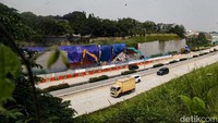 Sejak Sabtu malam telah dilakukan Pemasangan Moveable Concrete Barrier (MCB) sebagai pembatas dan proteksi area kejadian dari pengguna jalan.   