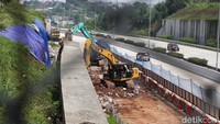 Jebolnya tanggul diduga adanya saluran air liar dari warga yang mengarah ke jalan tol.  