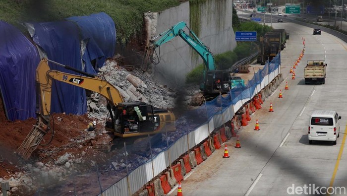 Turap Tol Serpong-Cinere yang Jebol Diperbaiki Turap Tol Serpong-Cinere di KM 35+200 Jalur A ambruk karena hujan deras hari Sabtu (2/11). Tanggul tersebut tengah diperbaiki petugas.