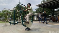 Anak-anak memanfaatkan sarana olahraga di Alun-alun Kota Bogor.  