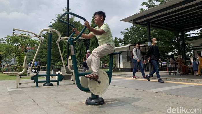 Alun-alun Kota Bogor tampil dengan wajah baru setelah revitalisasi. Begini potretnya.