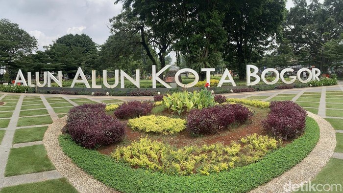 Alun-alun Kota Bogor tampil dengan wajah baru setelah revitalisasi. Begini potretnya.