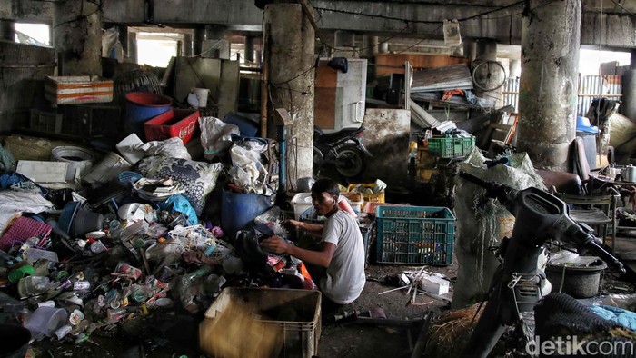 Kemiskinan masih menjadi PR pemerintah Indonesia. Menurut BPS per Maret 2024, jumlah penduduk miskin di Indonesia mencapai 25,22 juta orang.