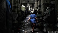 Berdasarkan pulau, persentase penduduk miskin terbesar berada di wilayah Pulau Maluku dan Papua, yaitu sebesar 19,39 persen. Sementara itu, persentase penduduk miskin terendah berada di Pulau Kalimantan, yaitu sebesar 5,44 persen. Namun, dari sisi jumlah, sebagian besar penduduk miskin masih berada di Pulau Jawa, yakni 13,24 juta orang. Sedangkan, jumlah penduduk miskin terendah berada di Pulau Kalimantan, yaitu 94 ribu orang.  