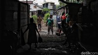 Sejumlah warga beraktivitas di kawasan permukiman kumuh, Ancol, Jakarta Utara, Senin (4/11/2024).