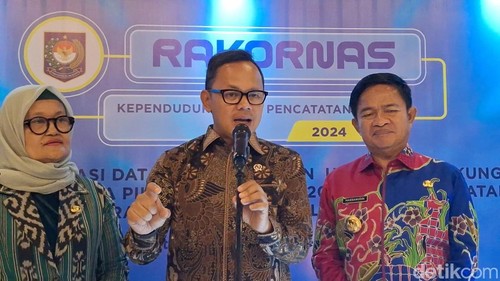 Wakil Menteri Dalam Negeri (Wamendagri) Bima Arya saat diwawancarai seusai menggelar Rakornas Kedua Dukcapil Tahun 2024 di Lombok Raya Hotel, Mataram, NTB, Senin (4/11/2024). (Foto: Nathea Citra/detikBali)