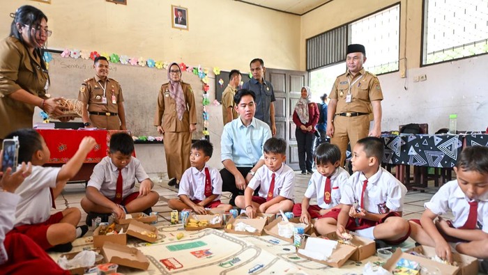Wapres Gibran meninjau program uji coba makan bergizi gratis di SDN 1 Langkai, Palangka Raya. (dok BPMI Setwapres).