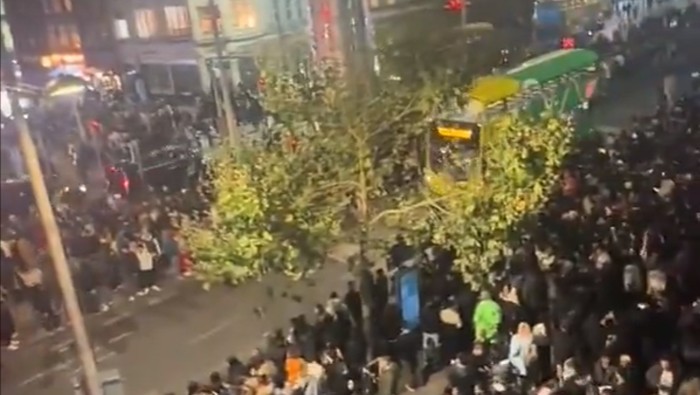Warga Dublin, Irlandia tertipu pawai Halloween yang sebenarnya tidak ada, Kamis (31/10/2024).