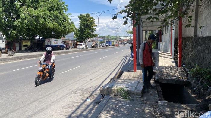 Warga melihat drainase di Jalan Walisongo, Semarang, Senin (4/10/2024).
