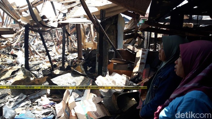 Warga menatap kebakaran lapak yang terbakar di Pasar Karanggede Boyolali, Senin (4/10/2024).