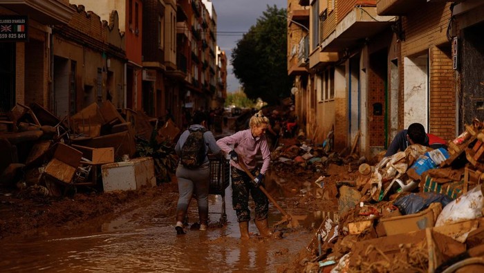 Warga Spanyol Bersih-bersih Lumpur Usai Banjir Bandang Marta, 20, rests on a chair in her house, in the aftermath of floods caused by heavy rains, in Valencia, Spain, November 3, 2024. REUTERS/Nacho Doce