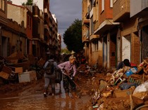Warga Spanyol Bersih-bersih Lumpur Sisa Banjir Bandang