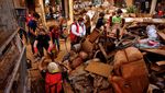 Warga Spanyol Bersih-bersih Lumpur Sisa Banjir Bandang