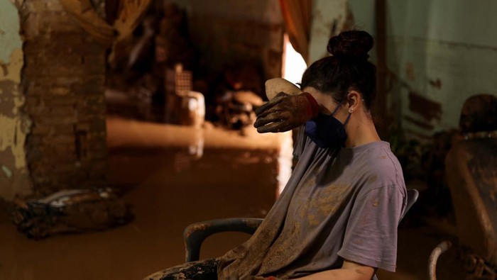Warga Spanyol Bersih-bersih Lumpur Usai Banjir Bandang Marta, 20, rests on a chair in her house, in the aftermath of floods caused by heavy rains, in Valencia, Spain, November 3, 2024. REUTERS/Nacho Doce