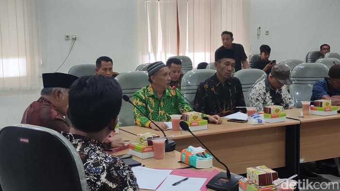 Warga terdampak proyek tol Jogja-YIA saat mengikuti audiensi di DPRD Kulon Progo, Senin (4/11/2024).