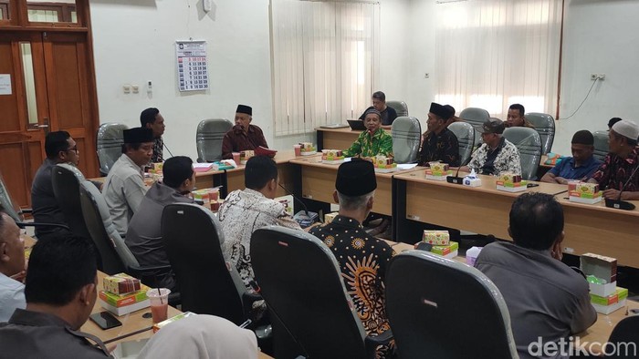 Warga terdampak proyek tol Jogja-YIA saat mengikuti audiensi di DPRD Kulon Progo, Senin (4/11/2024).