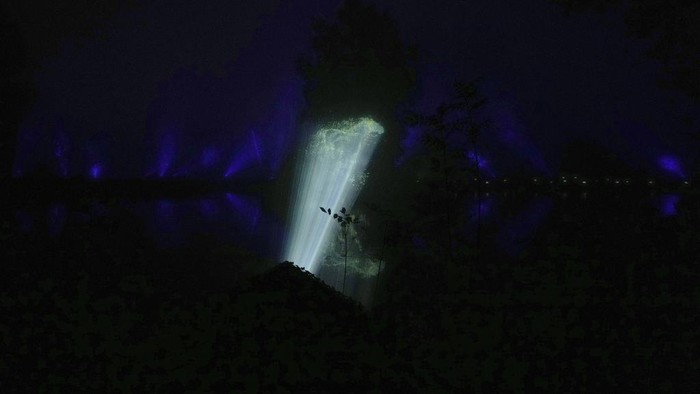 Hutan Taman Rivierenhof di Deurne, Belgia, dihiasi instalasi lampu. Ini foto-fotonya.