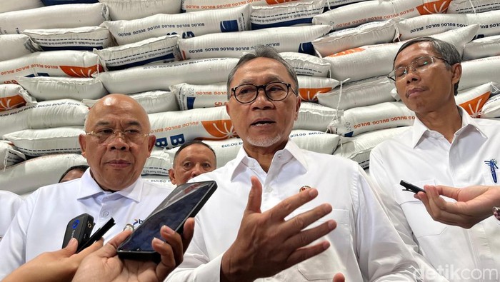 Menteri Koordinator Bidang Pangan Zulkifli Hasan atau Zulhas mengecek stok beras di Gudang Bulog Sunter Timur, Kelapa Gading, Jakarta Utara. Kunjungan ini dilakukan untuk mengecek stok cadangan beras pemerintah (CBP).