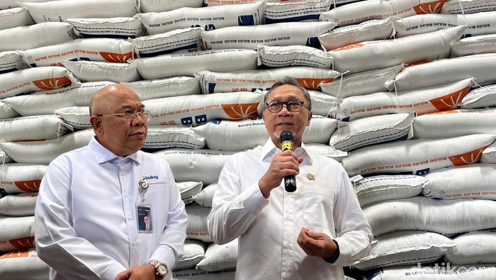 Menteri Koordinator Bidang Pangan Zulkifli Hasan atau Zulhas mengecek stok beras di Gudang Bulog Sunter Timur, Kelapa Gading, Jakarta Utara. Kunjungan ini dilakukan untuk mengecek stok cadangan beras pemerintah (CBP).