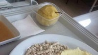 Menurut pasien yang satu ini, menu makanan yang diterimanya saat dirawat mirip seperti pakan untuk kelinci. Foto: Pool/Site