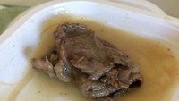 Jangan kaget, menu yang satu ini bukan makanan sisa, melainkan menu pasien di salah satu rumah sakit di Italia. Foto: Pool/Site