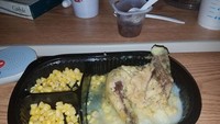 Dirawat karena penyakit meningitis, pasien asal Wisconsin ini komplain makanan yang diterimanya seperti ini. Foto: Pool/Site