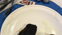 Sajikan menu steak untuk pasiennya, rumah sakit yang satu ini bagikan steak gosong dengan kentang yang belum dikupas untuk pasien. Foto: Pool/Site
